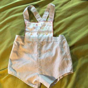 Playfair 18M bib Jon/Jon’s /“Tools“ is embroidered with a hammers and a wrench